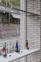 화이트 벽돌과 유리창이 어우러진 미니멀 NFT 갤러리